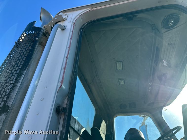 image for item DW4340 2002 International 5500i ready mix truck