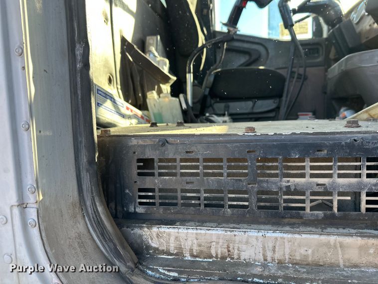 image for item DW4340 2002 International 5500i ready mix truck