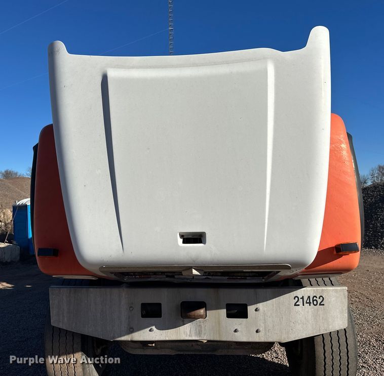 image for item DW4340 2002 International 5500i ready mix truck