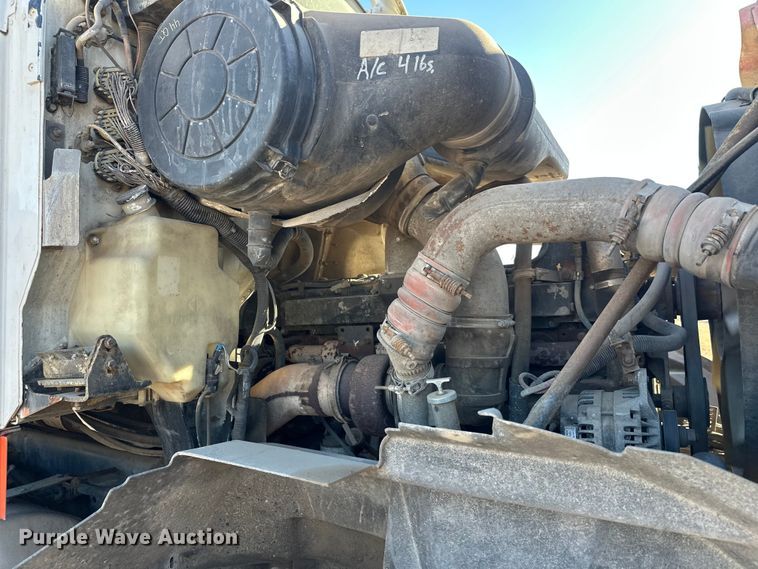 image for item DW4340 2002 International 5500i ready mix truck