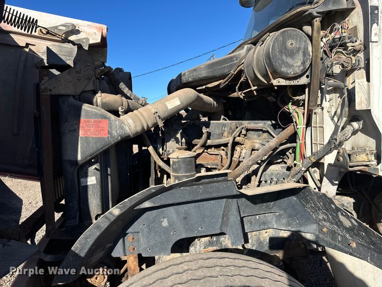 image for item DW4340 2002 International 5500i ready mix truck