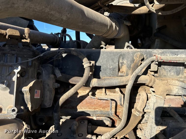 image for item DW4340 2002 International 5500i ready mix truck