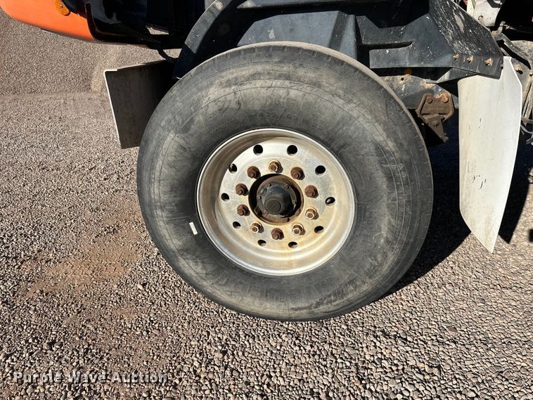 image for item DW4340 2002 International 5500i ready mix truck