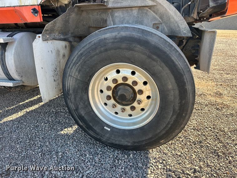 image for item DW4340 2002 International 5500i ready mix truck