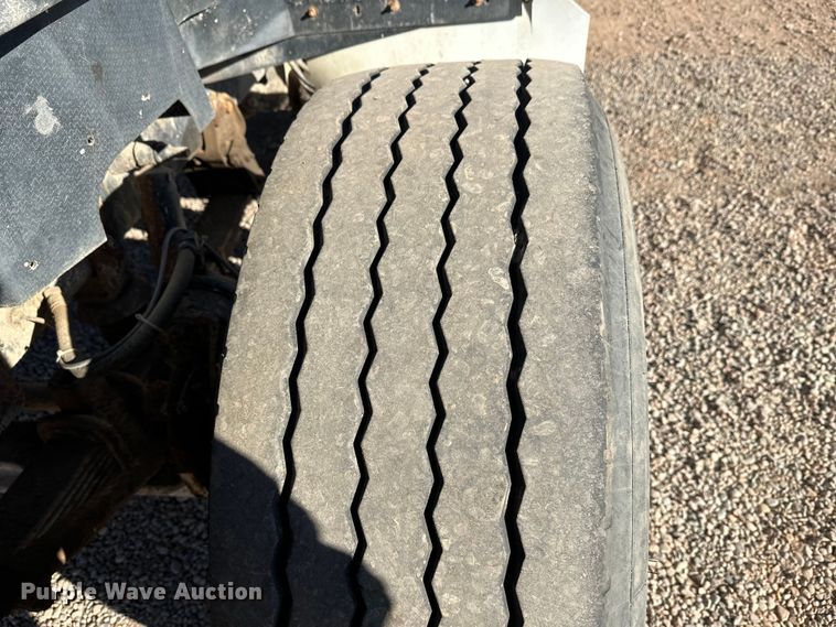 image for item DW4340 2002 International 5500i ready mix truck