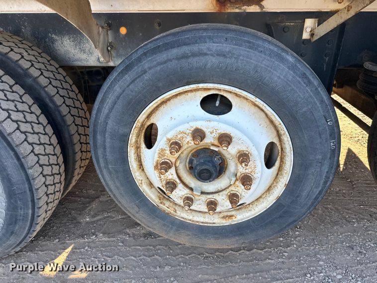 image for item DW4340 2002 International 5500i ready mix truck