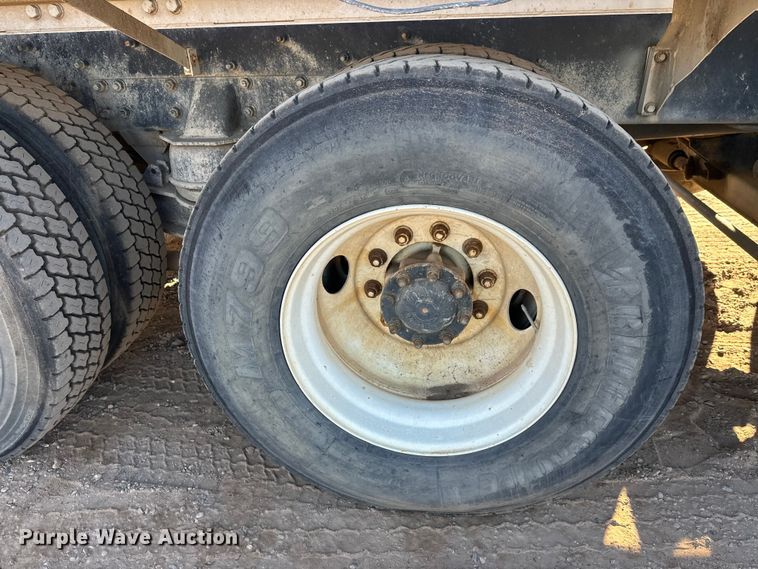 image for item DW4340 2002 International 5500i ready mix truck