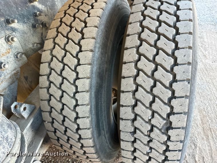 image for item DW4340 2002 International 5500i ready mix truck