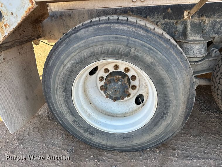 image for item DW4340 2002 International 5500i ready mix truck