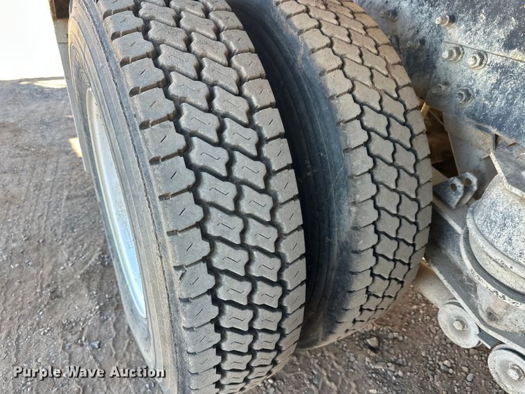 image for item DW4340 2002 International 5500i ready mix truck