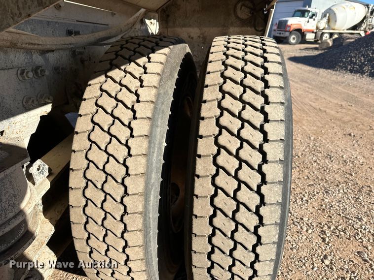 image for item DW4340 2002 International 5500i ready mix truck