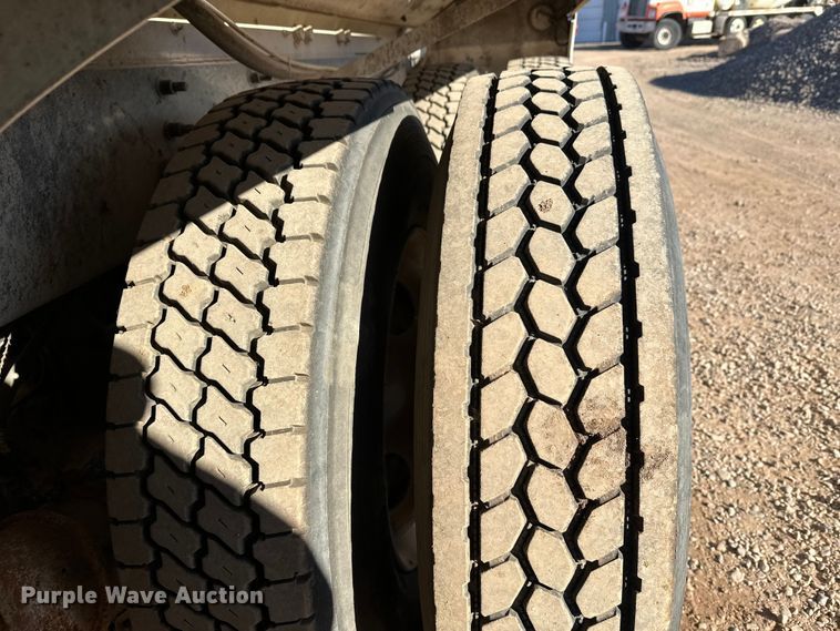 image for item DW4340 2002 International 5500i ready mix truck