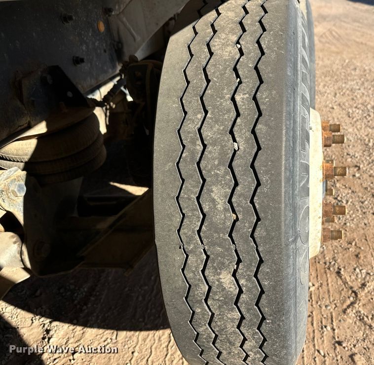 image for item DW4340 2002 International 5500i ready mix truck