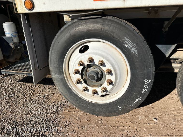 image for item DW4340 2002 International 5500i ready mix truck