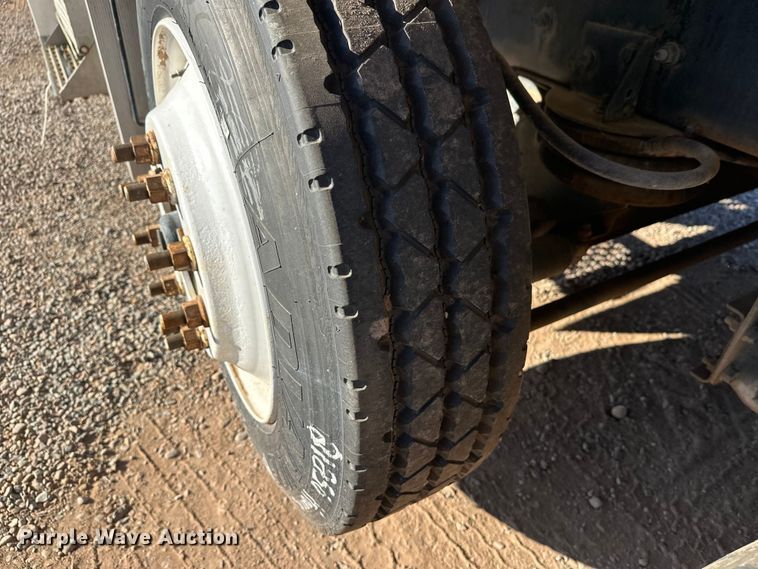 image for item DW4340 2002 International 5500i ready mix truck