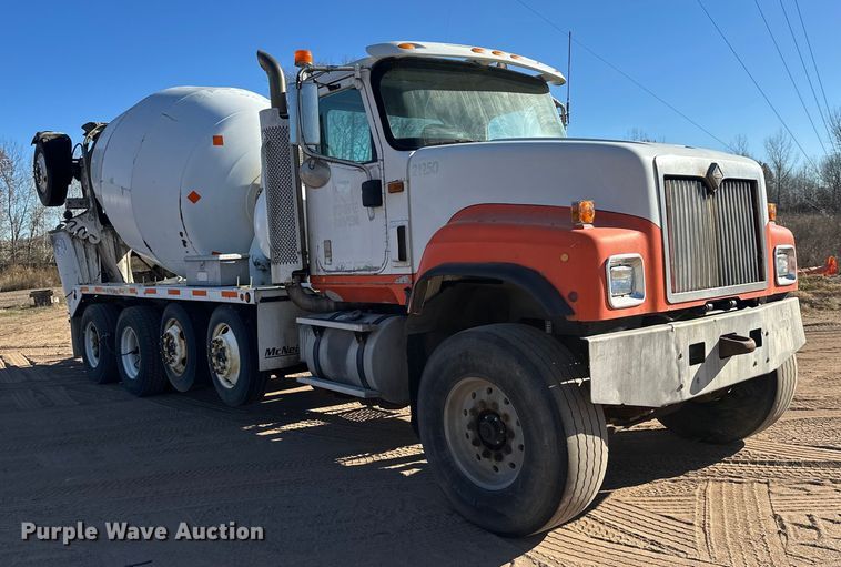 image for item DW4341 2004 International 5500i ready mix truck