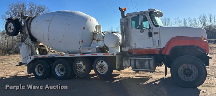image for item DW4341 2004 International 5500i ready mix truck