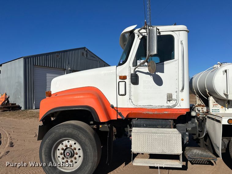image for item DW4341 2004 International 5500i ready mix truck