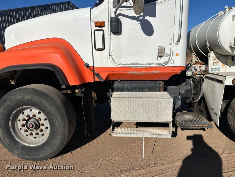 image for item DW4341 2004 International 5500i ready mix truck