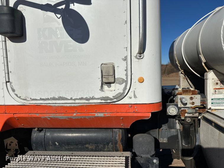 image for item DW4341 2004 International 5500i ready mix truck