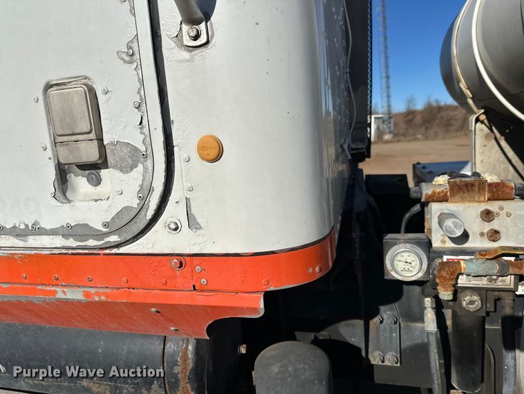 image for item DW4341 2004 International 5500i ready mix truck