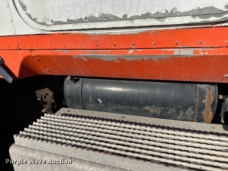 image for item DW4341 2004 International 5500i ready mix truck