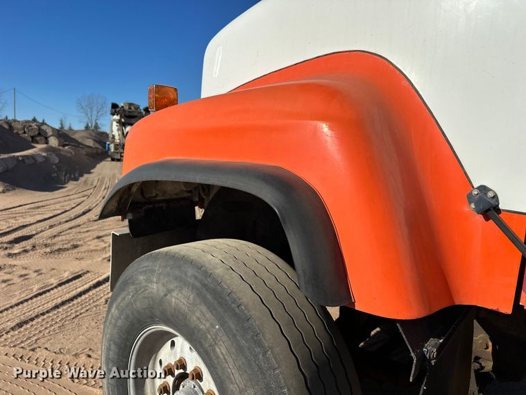 image for item DW4341 2004 International 5500i ready mix truck