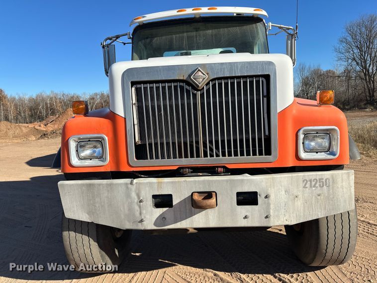 image for item DW4341 2004 International 5500i ready mix truck