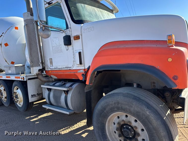 image for item DW4341 2004 International 5500i ready mix truck