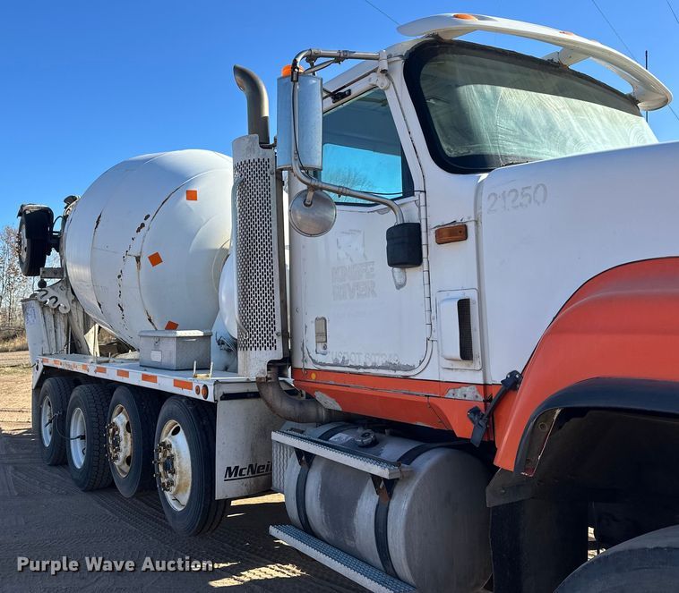 image for item DW4341 2004 International 5500i ready mix truck