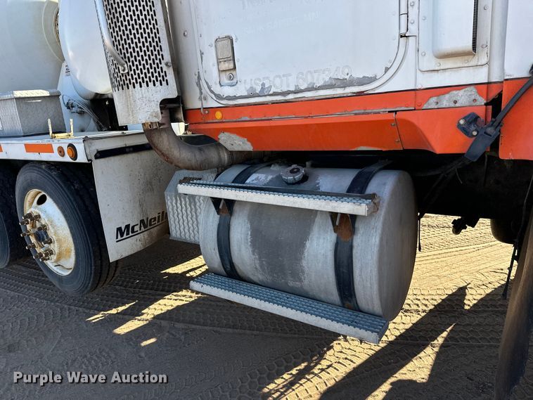 image for item DW4341 2004 International 5500i ready mix truck