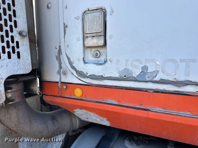 image for item DW4341 2004 International 5500i ready mix truck