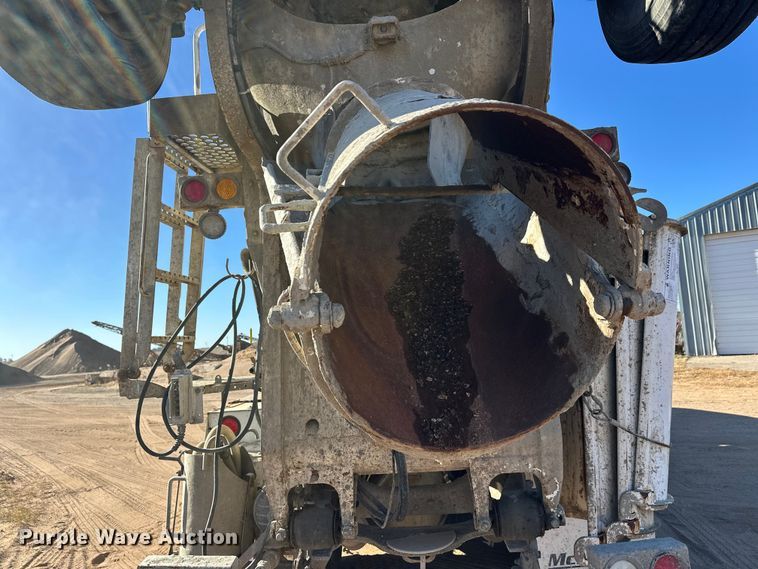 image for item DW4341 2004 International 5500i ready mix truck