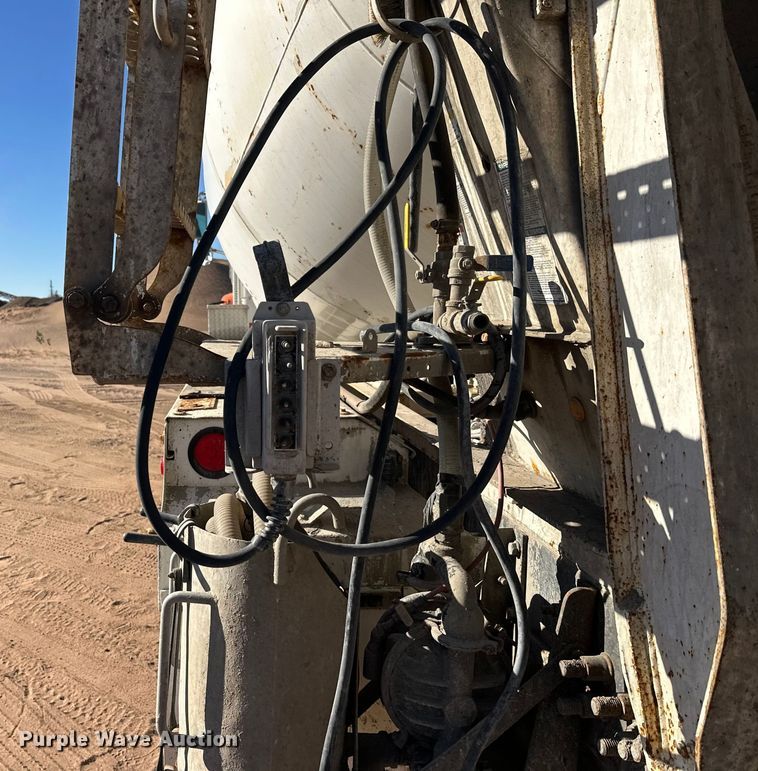 image for item DW4341 2004 International 5500i ready mix truck