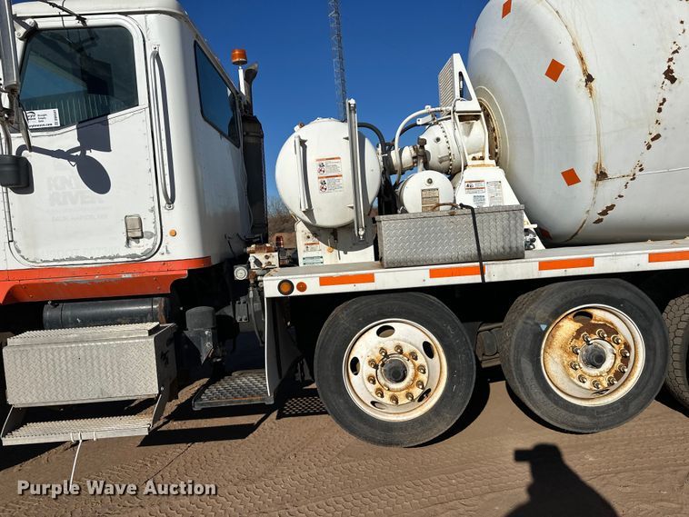 image for item DW4341 2004 International 5500i ready mix truck