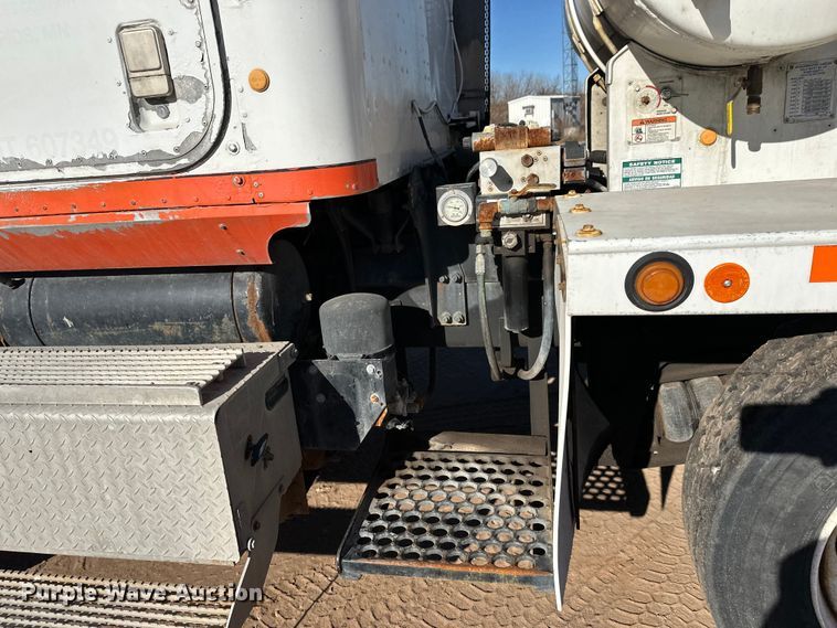 image for item DW4341 2004 International 5500i ready mix truck