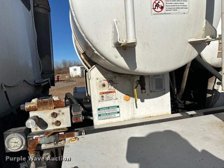 image for item DW4341 2004 International 5500i ready mix truck