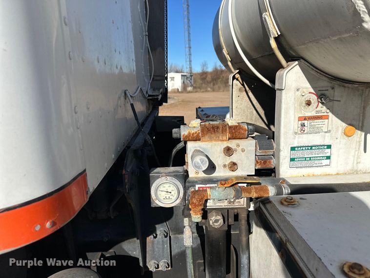 image for item DW4341 2004 International 5500i ready mix truck