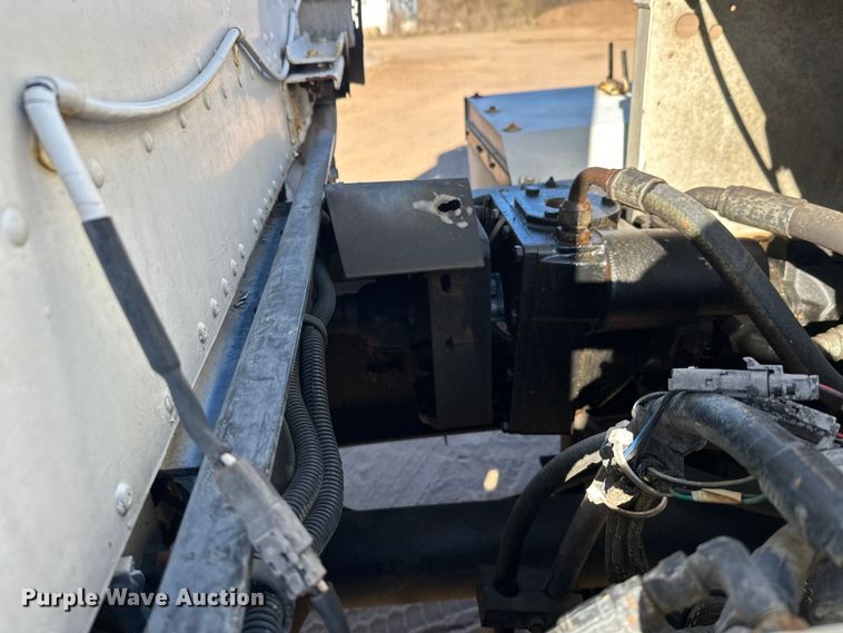 image for item DW4341 2004 International 5500i ready mix truck