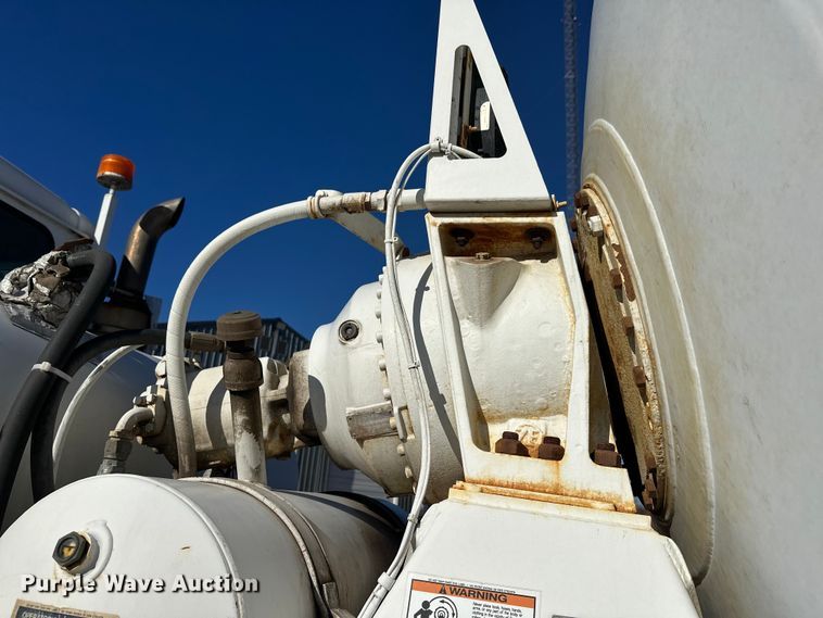 image for item DW4341 2004 International 5500i ready mix truck