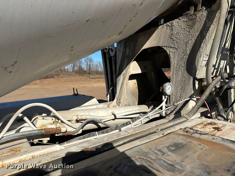 image for item DW4341 2004 International 5500i ready mix truck