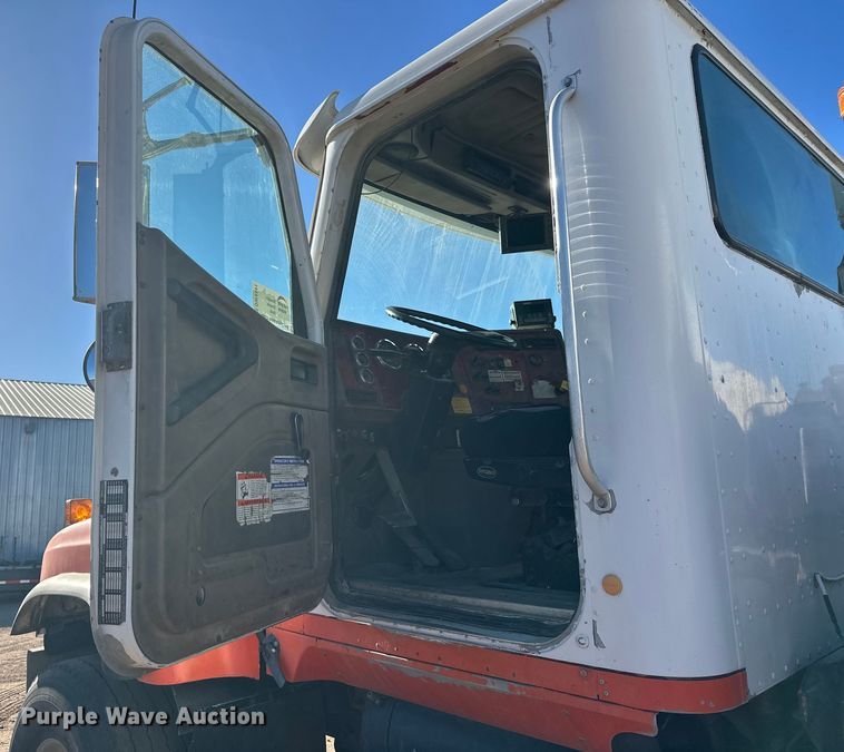 image for item DW4341 2004 International 5500i ready mix truck