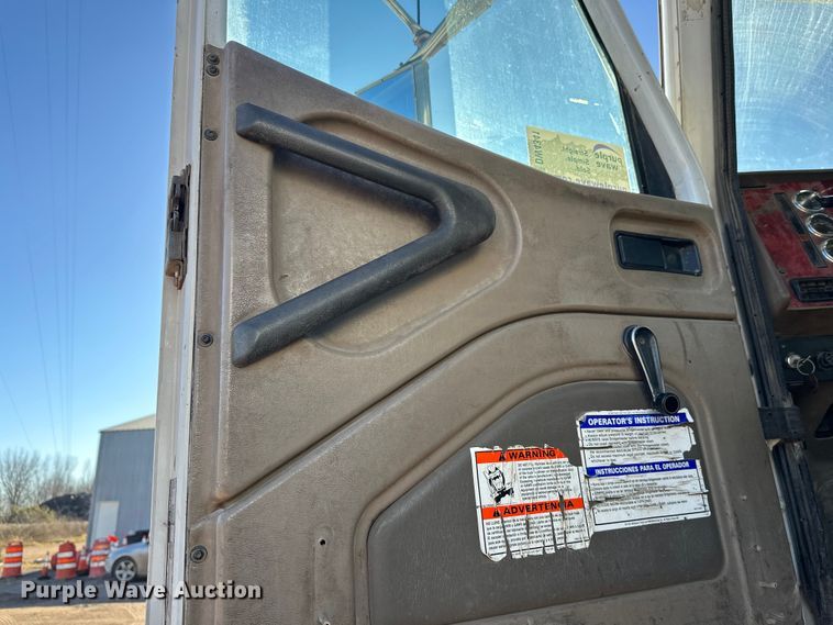 image for item DW4341 2004 International 5500i ready mix truck