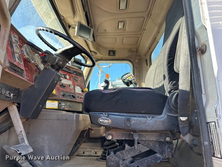 image for item DW4341 2004 International 5500i ready mix truck