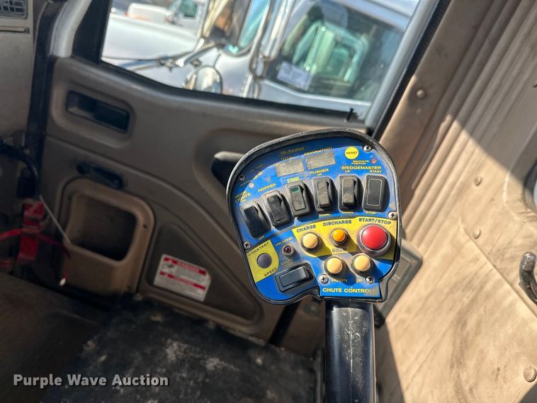 image for item DW4341 2004 International 5500i ready mix truck