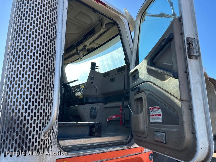 image for item DW4341 2004 International 5500i ready mix truck