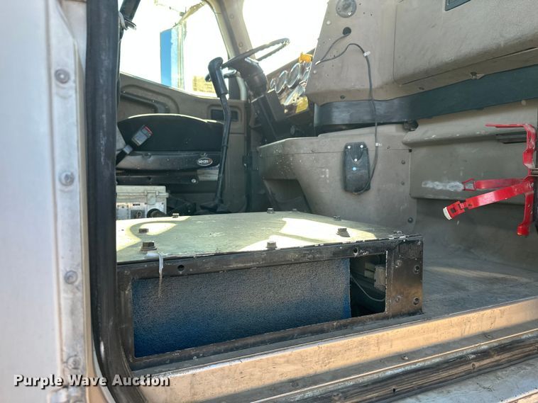 image for item DW4341 2004 International 5500i ready mix truck