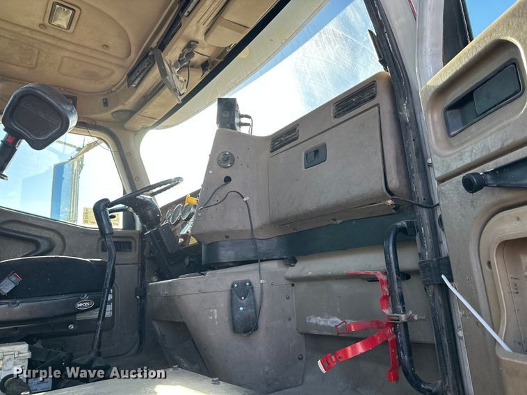 image for item DW4341 2004 International 5500i ready mix truck