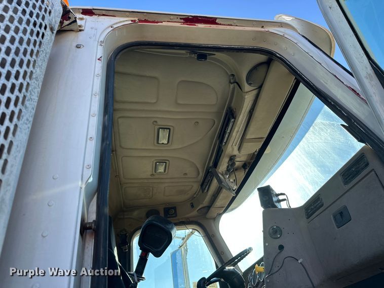 image for item DW4341 2004 International 5500i ready mix truck