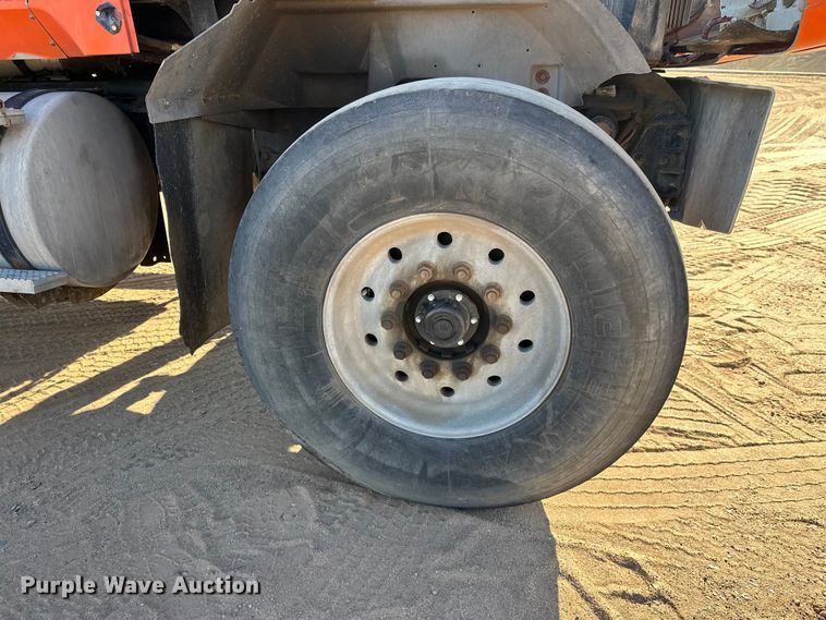 image for item DW4341 2004 International 5500i ready mix truck